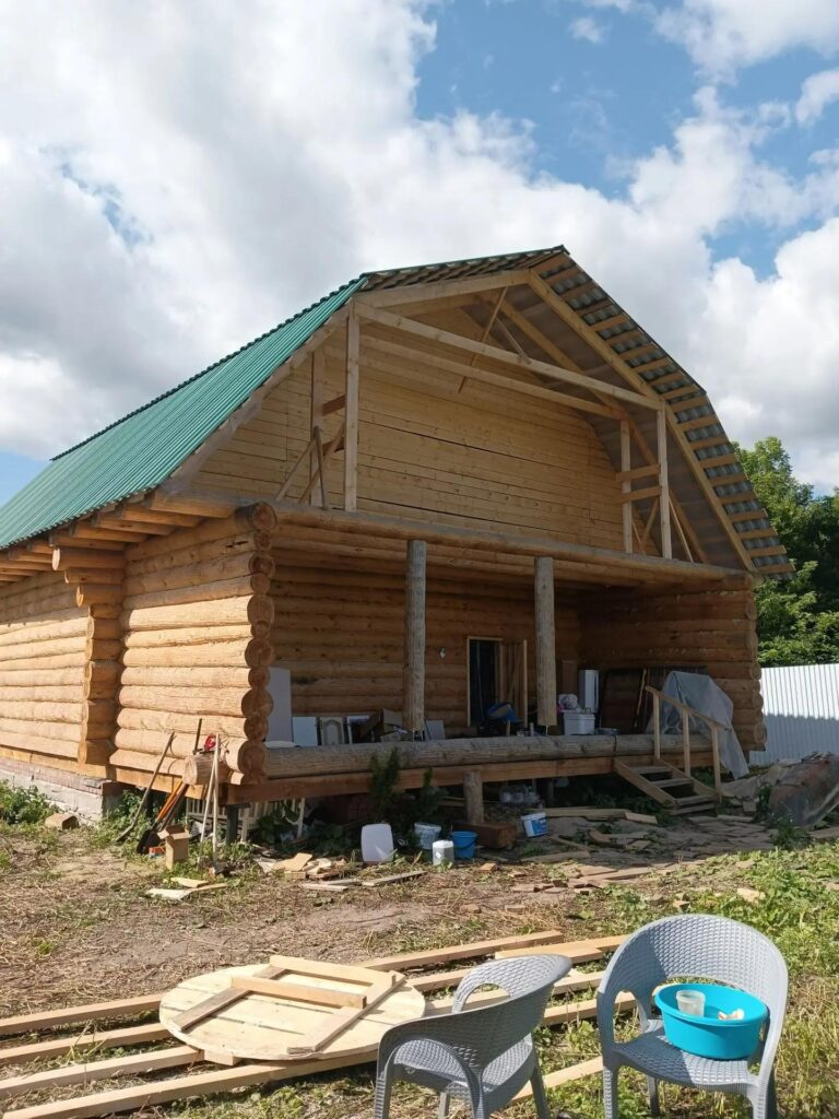 Загородный дом для большой семьи. Сруб 9х7 (балкон, «чаша», ломаная крыша)